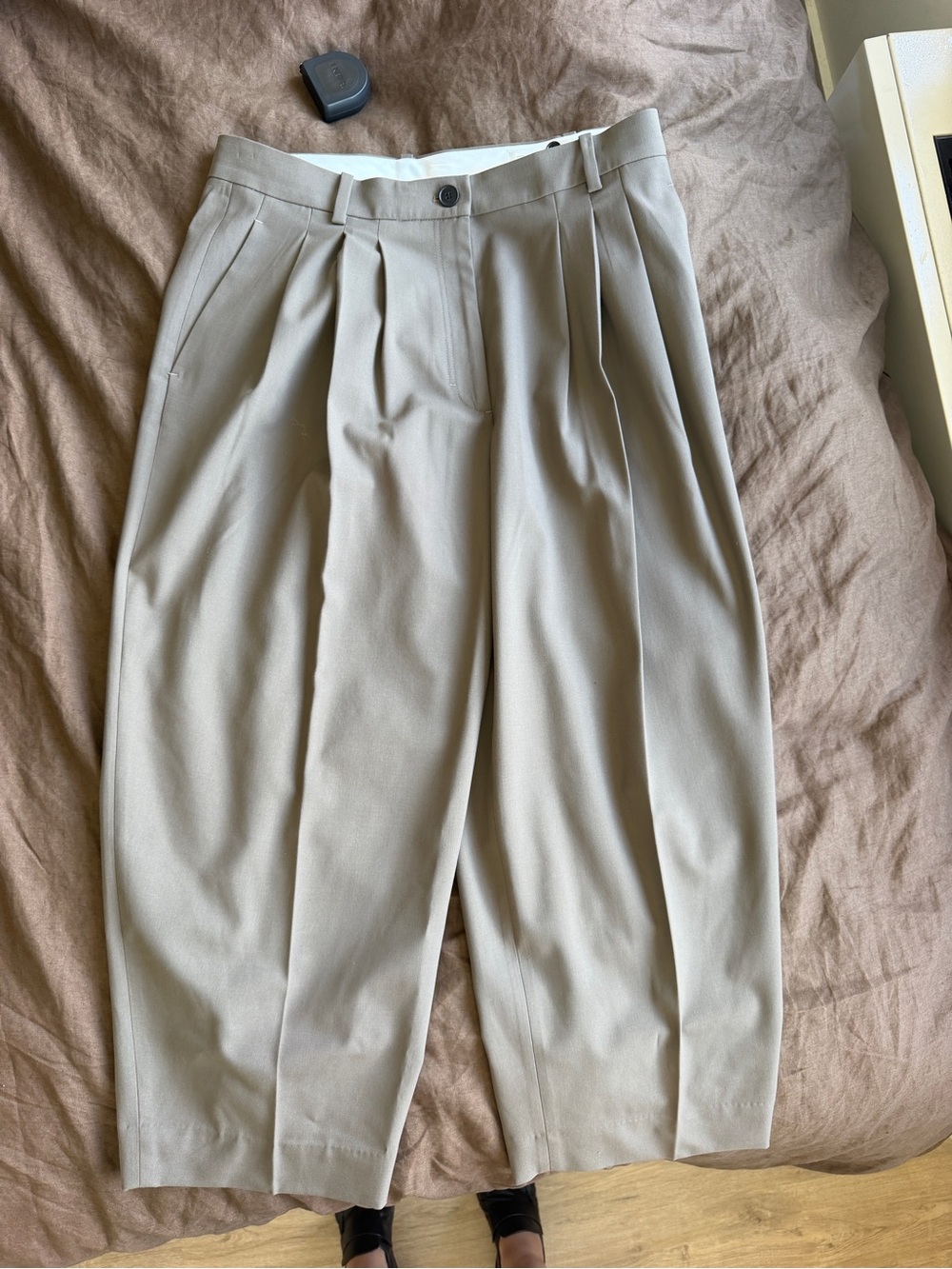 Cos pleated taupe cropped pants, size 10 - Picture 8 of 10